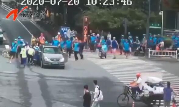外卖员抬车救人|为蓝骑士点赞!外卖员抬车救人 众人合力、警医联动救伤员