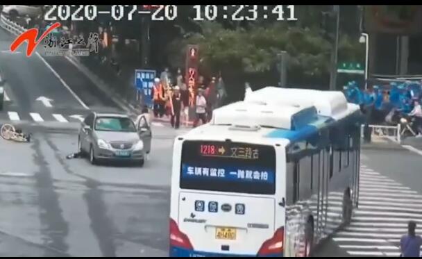 外卖员抬车救人|为蓝骑士点赞!外卖员抬车救人 众人合力、警医联动救伤员