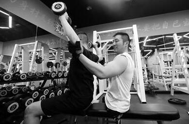 我命由我不由天!双腿截肢小伙成健身教练 以板凳为