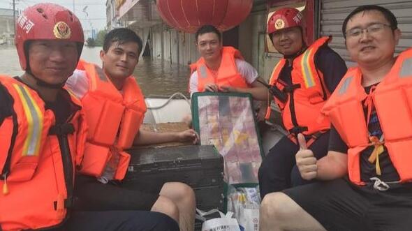 洪水中捞出300多万现金|【洪水中捞出300多万现金】水深2米多 消防队员冒雨摸索着抢救银行财产