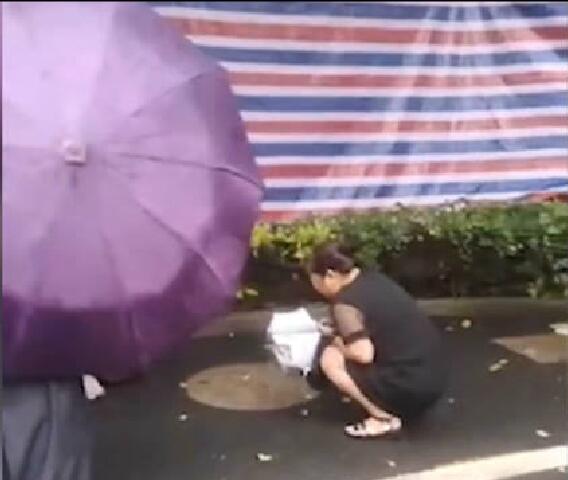 失踪女子家属蹲化粪池井盖旁大哭|见者伤心!失踪女子家属蹲化粪池井盖旁大哭 事件详情始末!