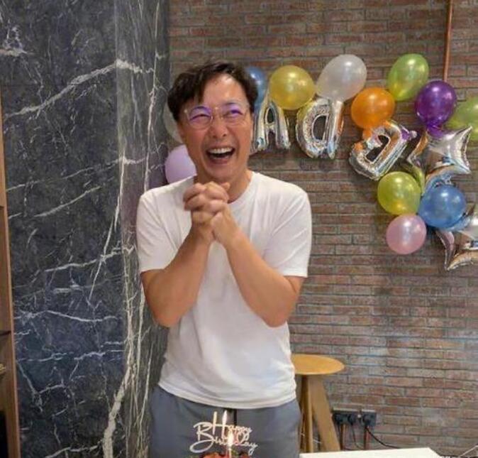 好像|过生日乐坏了！陈奕迅庆生配文：好像很瘦呢 粉丝调侃：把好像去掉