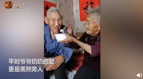 因为爱情!100岁奶奶贴脸陪伴98岁爷爷 年轻人这才是爱情真实的模样!