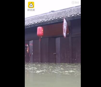 安徽三千年古镇遭洪水围困|安徽三千年古镇遭洪水围困 居民撤离用各种工具蹚水转运物品