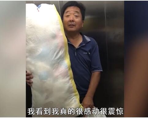 爷爷进城看孙女背一袋子布娃娃|爷爷进城看孙女背一袋子布娃娃 赶集看到毛绒娃娃就会想到孙女