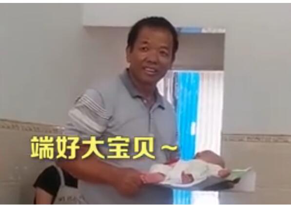 这是传说中的娃娃菜？爷爷端菜式抱娃令人捧腹 隔着屏幕紧张到窒息