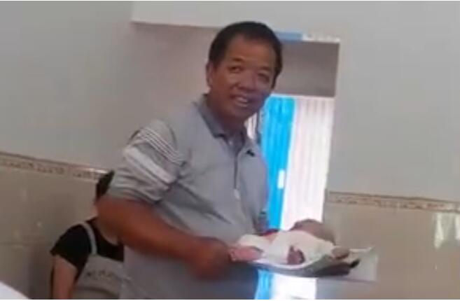 这是传说中的娃娃菜？爷爷端菜式抱娃令人捧腹 隔着屏幕紧张到窒息