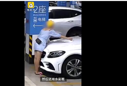 女子狂砸9辆车后让男友赔|【大型打脸现场】女子狂砸9辆车后让男友赔 男友：只是普通朋友