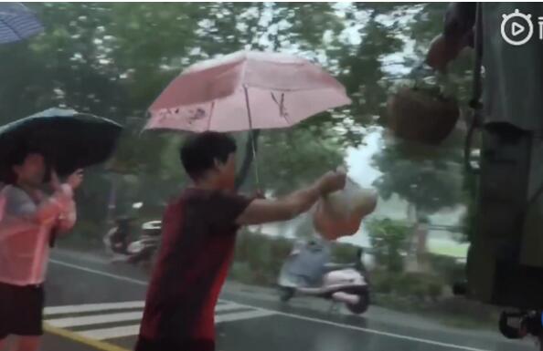 百姓冒雨追车送抗洪战士熟鸡蛋|这场景让人泪目！百姓冒雨追车送抗洪战士熟鸡蛋 抗洪英雄凯旋归来