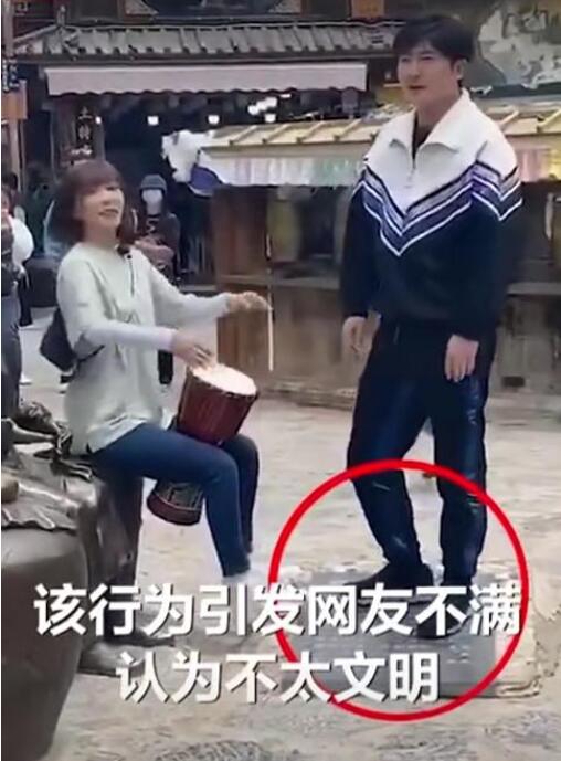 文旅局回应郭京飞王珞丹坐雕塑|综艺节目惹争议！文旅局回应郭京飞王珞丹坐雕塑 大可不必过分解读