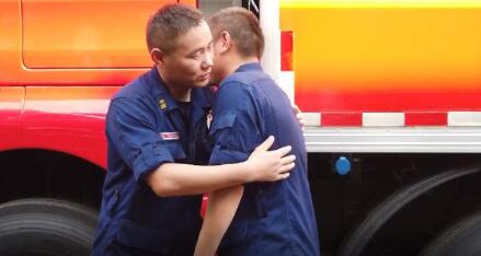 一线最帅！双胞胎消防员在防汛一线相遇一幕令人泪目 上次见面还是去年五月