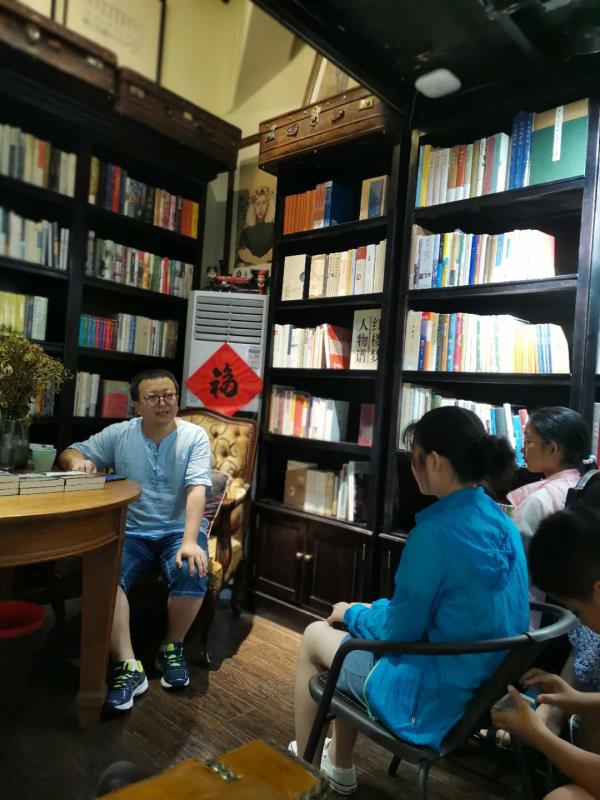 作家薛易携新作回济南签售 《刀头上的绝响》引少年追捧