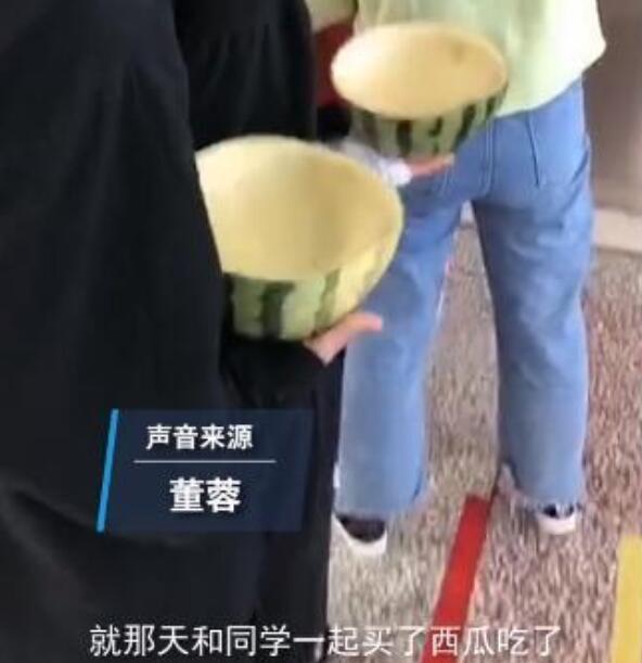 学生拿西瓜皮到食堂打饭|【神操作】学生拿西瓜皮到食堂打饭 用了西瓜皮打饭阿姨手都不抖了