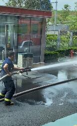 新手消防员分管供水车开心到飞起|【铁汉柔情】新手消防员分管供水车开心到飞起 蹦蹦跳跳超可爱！