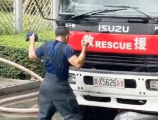 新手消防员分管供水车开心到飞起|可可爱爱!新手消防员分管供水车开心到飞起 蓝孩子的快乐就是这么简单