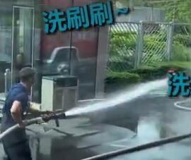 新手消防员分管供水车开心到飞起|可可爱爱!新手消防员分管供水车开心到飞起 蓝孩子的快乐就是这么简单