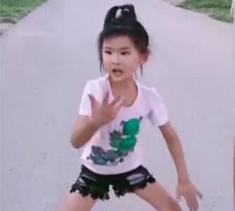 【有梦想谁都了不起】7岁女孩左脚变形坚持跳舞锻炼,乐观态度感染众人