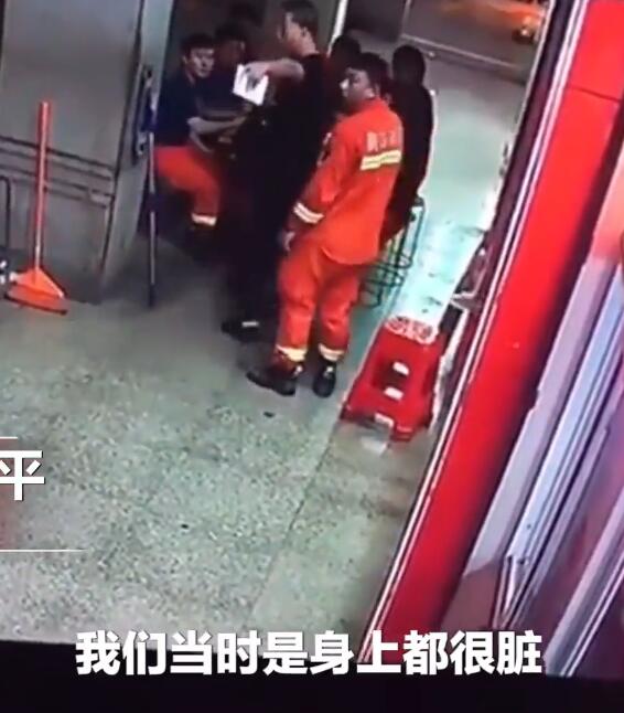 女孩偷偷为抗洪消防员买单是怎么回事?什么情况?终于真相了原来是这样!