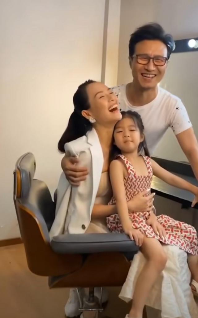 汪峰探班章子怡带去爱心餐 国际章怀抱女儿醒醒开心大笑