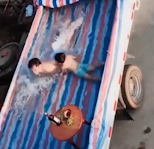 爸爸用卡车给孩子自制泳池|【真乘风破浪】爸爸用卡车给孩子自制泳池上热搜了?具体是怎么回事?