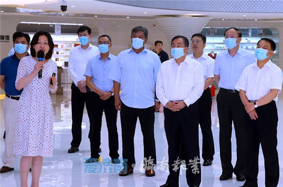 孙立成在青岛考察企业项目时强调深化交流合作加快推动高质量发展