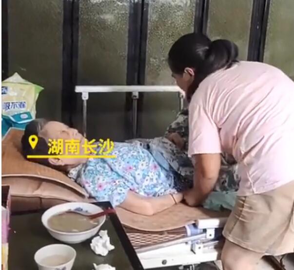 【感人】女子照顾同村20多位老人20年 老人亲切称呼她是“小棉袄”