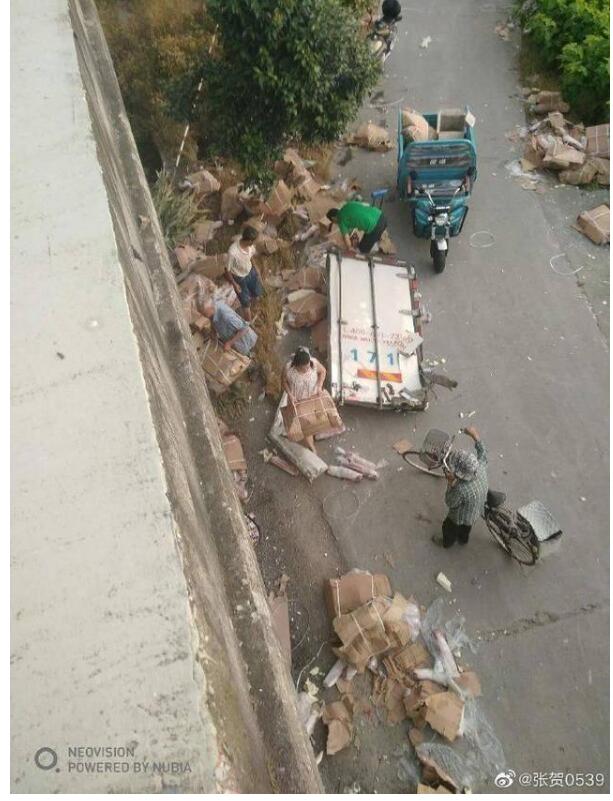 【最新】货主回应遇车祸7吨猪肉遭哄抢 十吨货只剩下了三吨