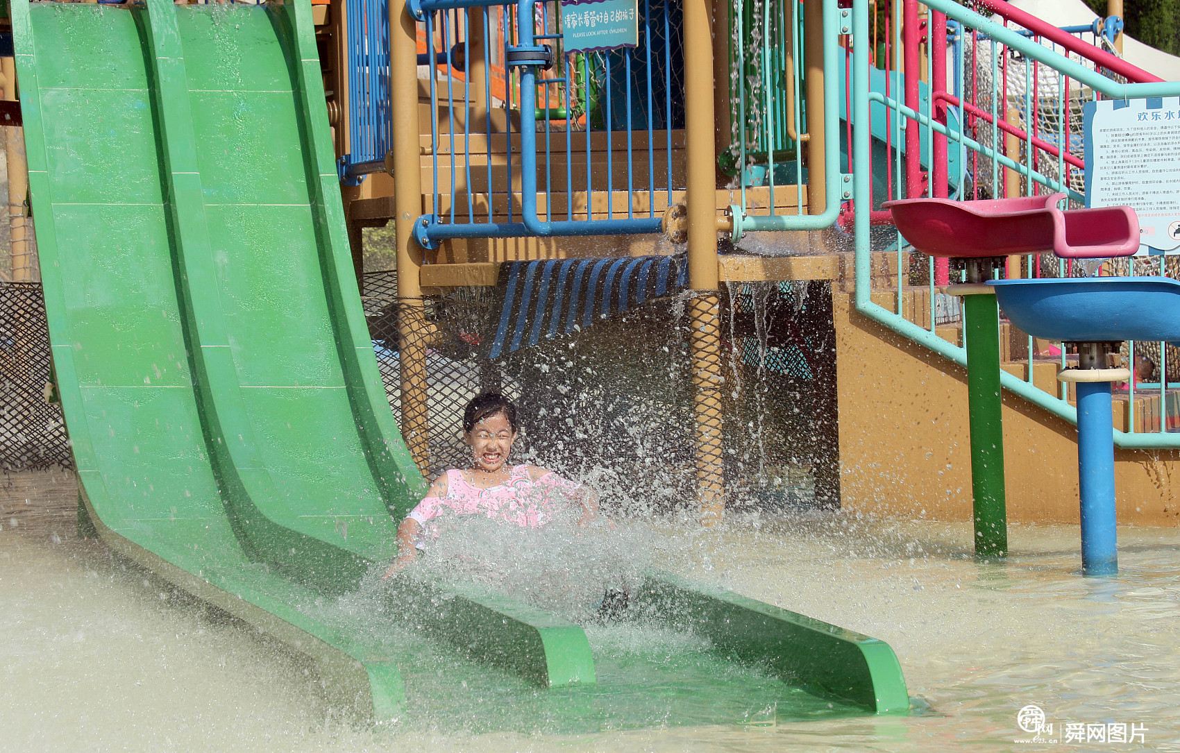 山东蓬莱：市民到水上乐园避暑纳凉