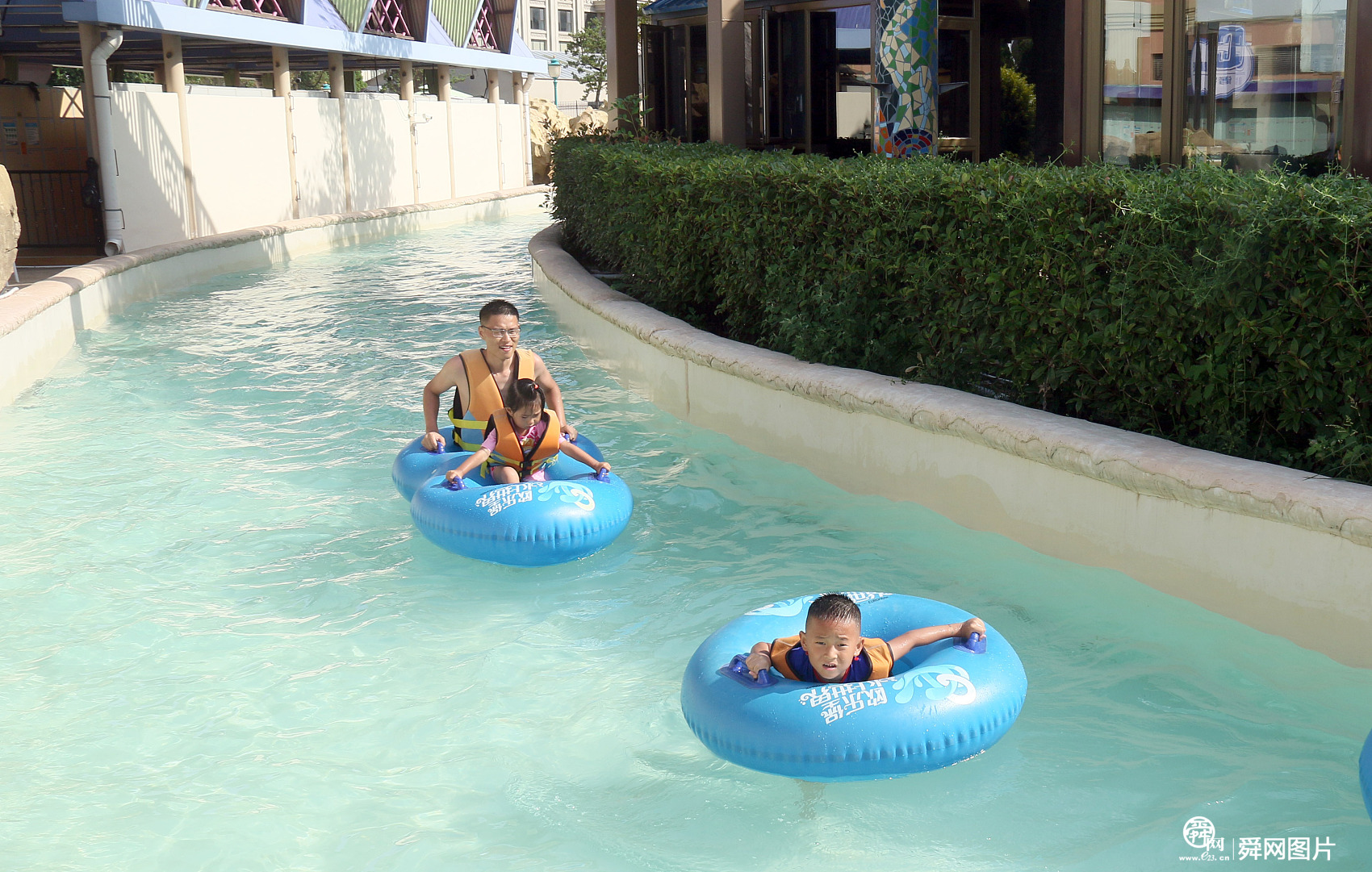 山东蓬莱：市民到水上乐园避暑纳凉