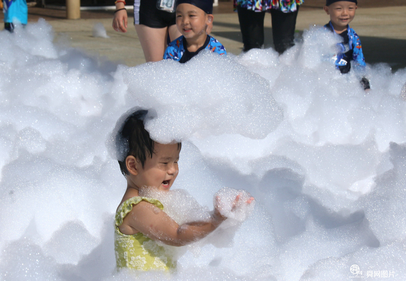 山东蓬莱：市民到水上乐园避暑纳凉