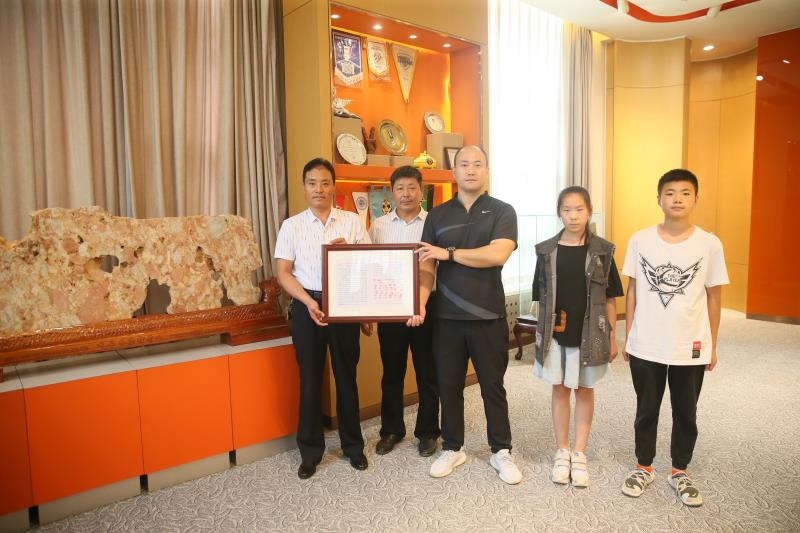 石瓮峪村代表参观鲁能泰山足球俱乐部并赠送纪念品表达谢意