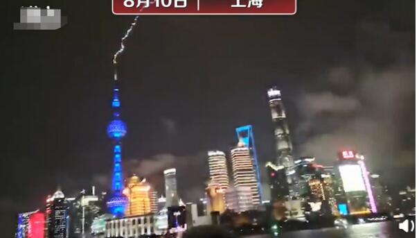 上海东方明珠被闪电击中 网友：这么多人在外面？注意安全