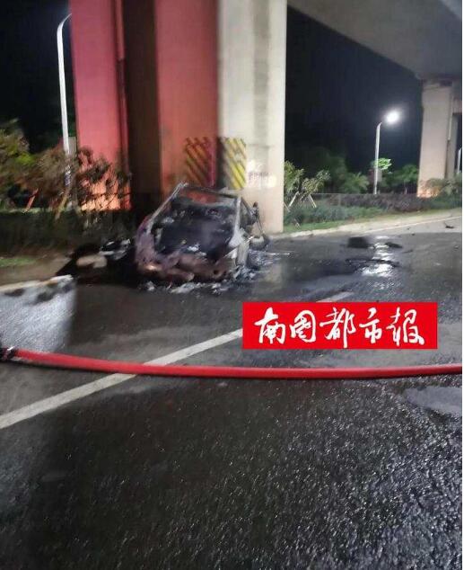 海口一轿车撞击高铁桥墩后剧烈燃烧 车内2人死亡