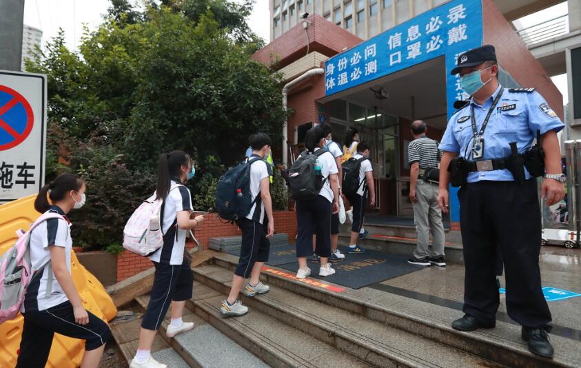 武汉初一初二年级学生返校复学