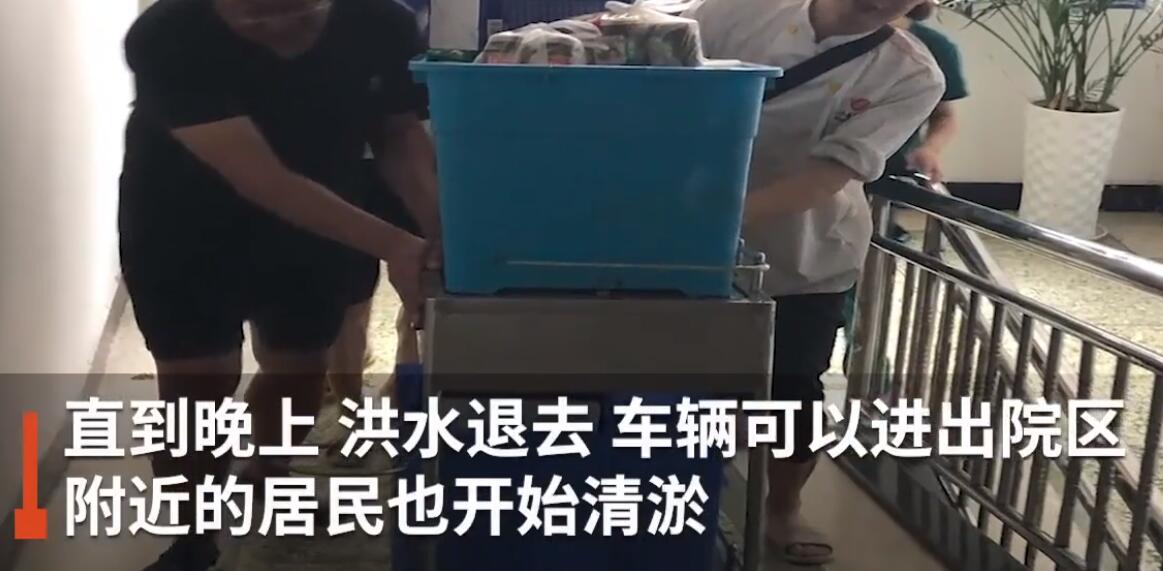 【怒赞】医护在洪水中转移200箱病历 每箱80斤重