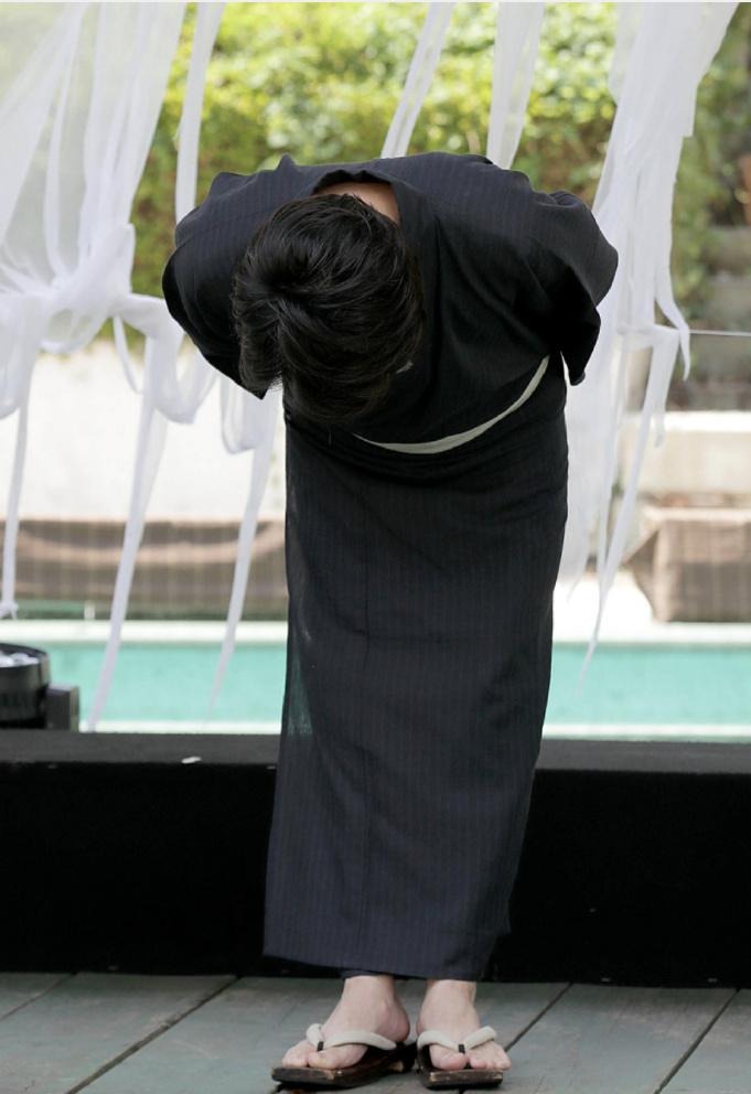 90°深鞠躬！龟梨和也道歉 和未成年女模特喝酒还带回酒店