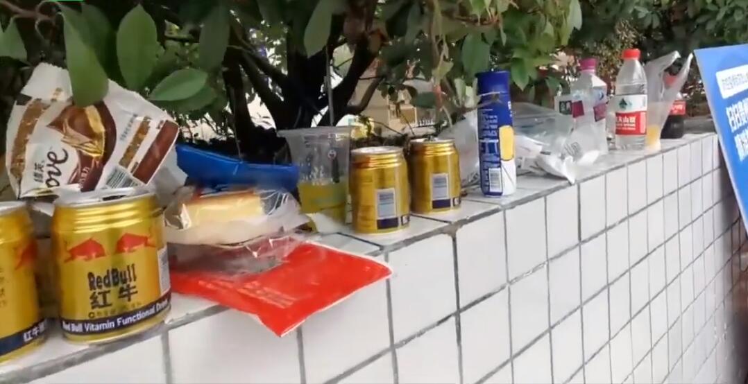 别丢了素质！公务员考试考场外台阶堆满垃圾 环卫工整整清理了两撮箕