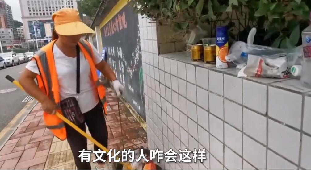 别丢了素质！公务员考试考场外台阶堆满垃圾 环卫工整整清理了两撮箕