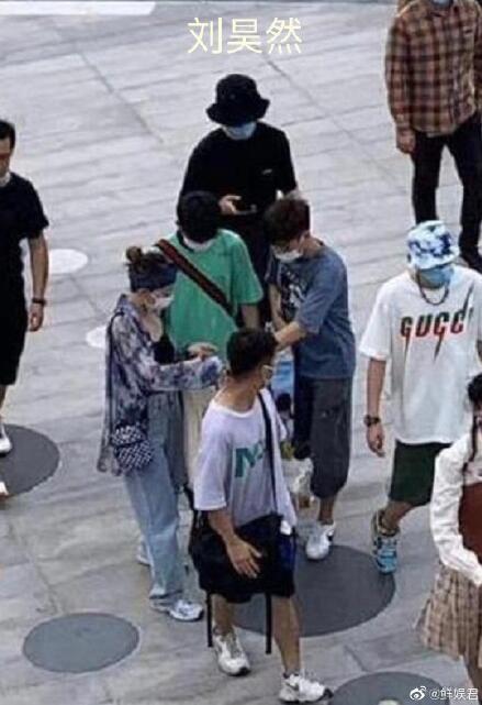 刘昊然王俊凯胡先煦同游迪士尼|画面太养眼了！刘昊然王俊凯胡先煦同游迪士尼