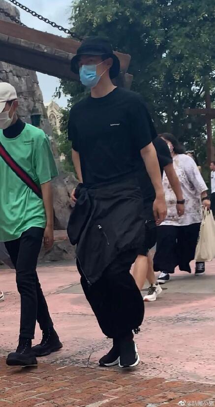 刘昊然王俊凯胡先煦同游迪士尼|画面太养眼了！刘昊然王俊凯胡先煦同游迪士尼