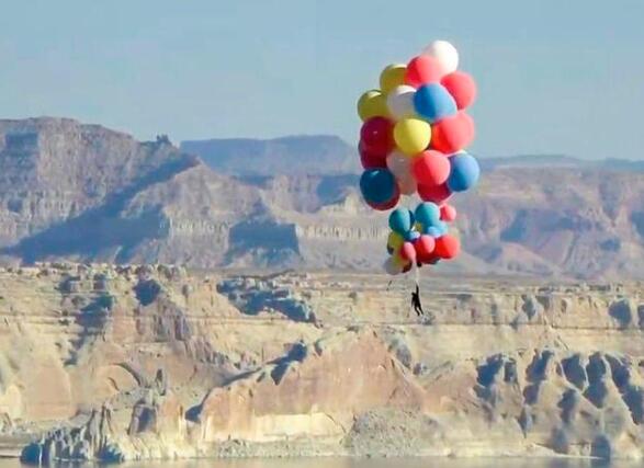 魔术师抓52个气球升至7500米高空是怎么回事?什么情况?终于真相了