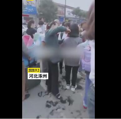 老师回应家长校门口给孩子剪发 据悉学校在开学前已发