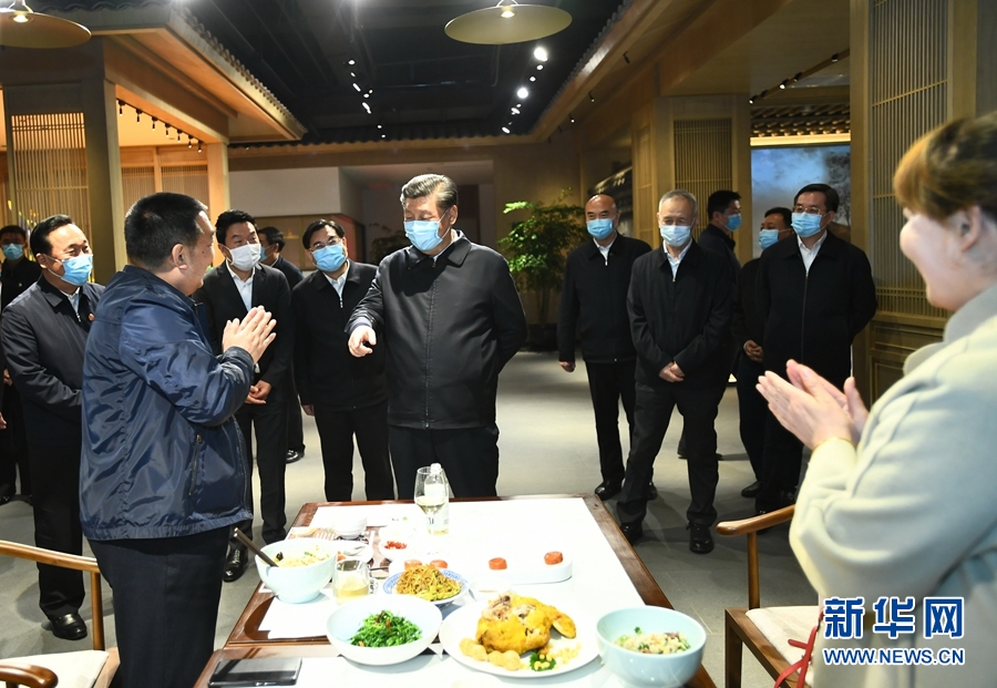 战“疫”时刻,习近平的10个暖人瞬间