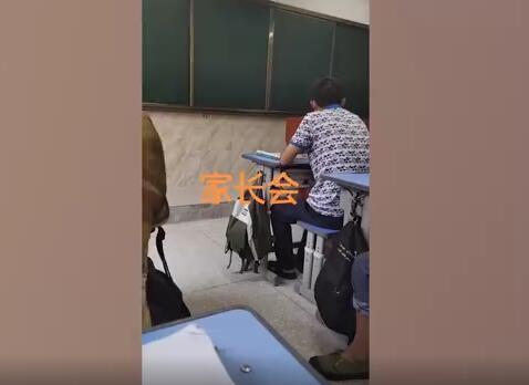 奇才！妈妈发现儿子课本手绘武林秘籍 翻动书角武林秘籍能连起来