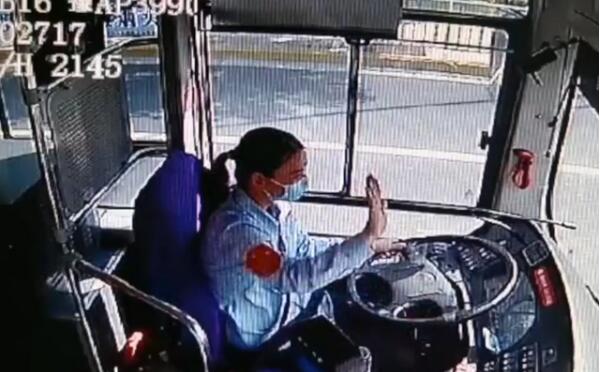 小女孩向礼让司机行公主礼怎么回事？什么情况?终于真相了,原来是这样！
