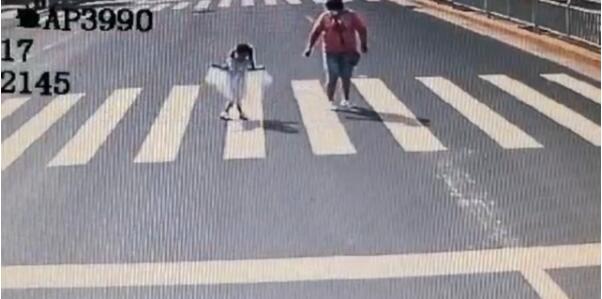 小女孩向礼让司机行公主礼怎么回事？什么情况?终于真相了,原来是这样！