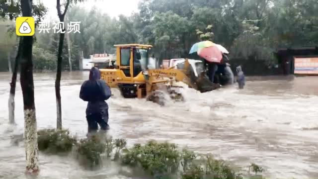 马路积水铲车运送市民10元一位什么情况？终半岛·BOB官方网站于了原来是这样！(图2)