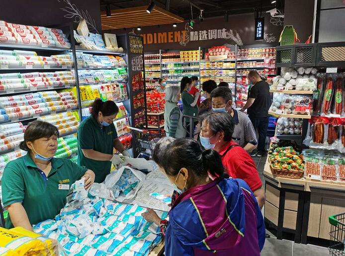 消费扶贫展销人气旺效果好 超市里的重庆湘西产品“生意火”