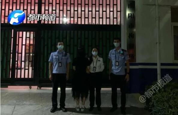女子首次坐飞机误开应急舱门被拘是怎么回事？终于真相了，原来是这样！