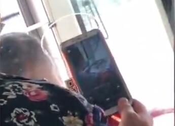【可爱多】老奶奶坐公交对着司机的头扫码 网友拍下了可爱一幕